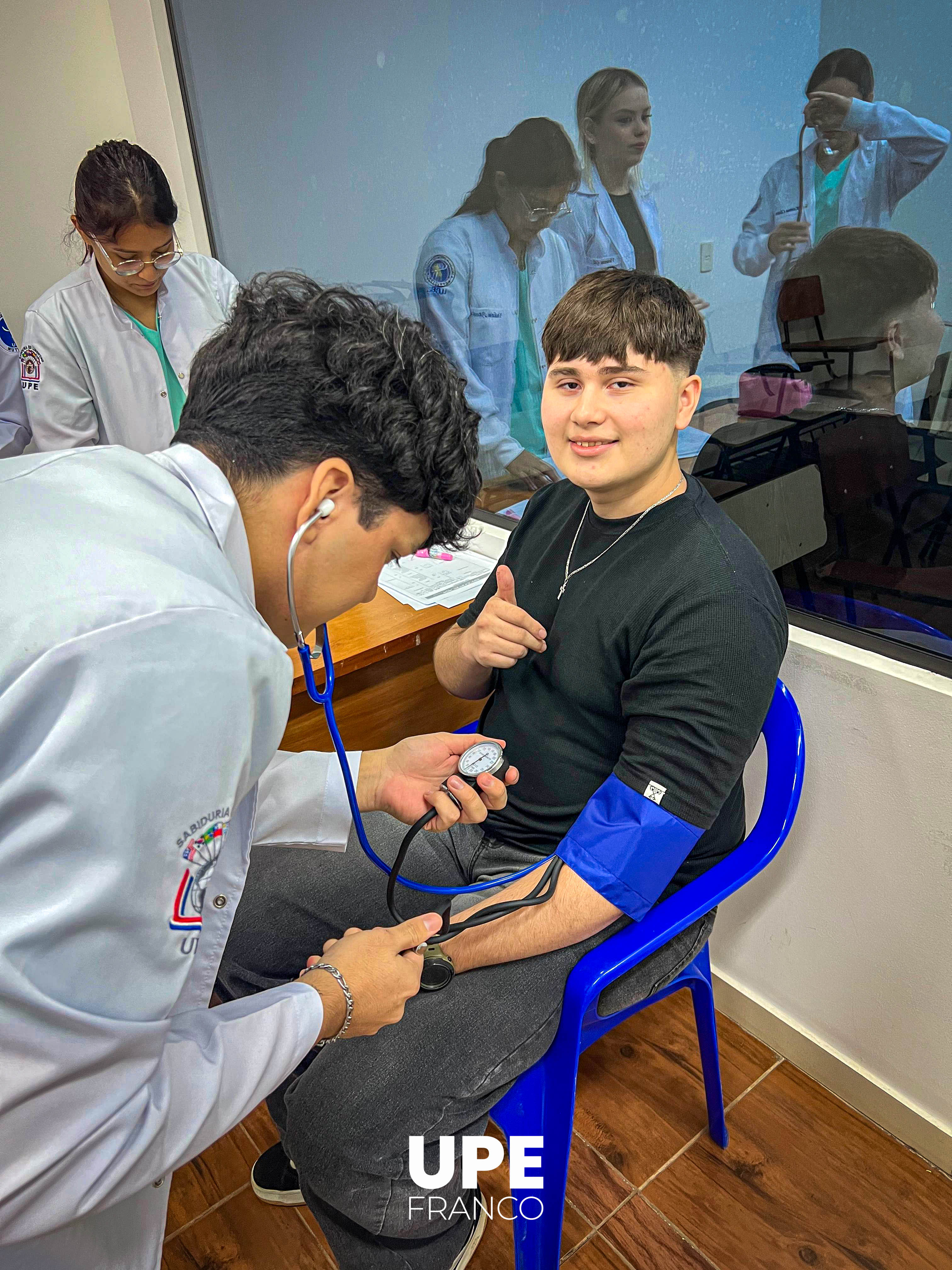 Estudiantes realizan prácticas en signos vitales y registro clínico: Facultad de Ciencias de la Salud